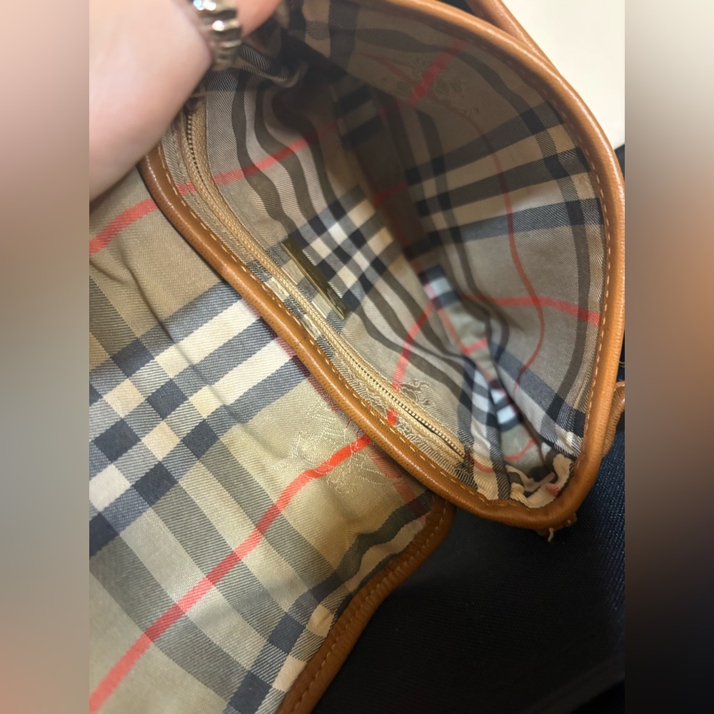 Burberrys Crossbody Bag‎ with Gold Details - Picture 4 of 14